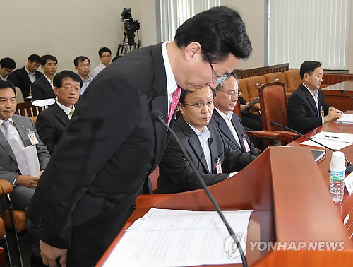 ▲ 최중경 지식경제부 장관이 16일 오후 국회에서 열린 정전사태에 따른 지식경제위원회 긴급 현안질의에서 고개 숙여 인사를 하고 있다.ⓒ연합뉴스