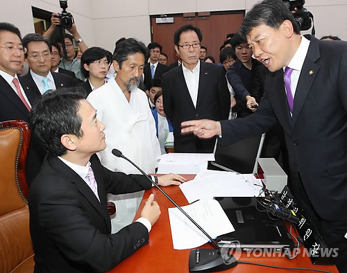 ▲ 16일 오후 국회 외교통상통일위원회 전체회의에서 남경필 위원장이 한미FTA(자유무역협정) 비준안을 상정하자 민노당 김선동 의원을 비롯한 야당 의원들이 강력히 항의하고 있다. ⓒ연합뉴스