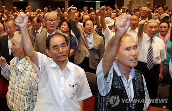 ▲ 사진 = 16일 서울 프레스센터에서 열린 '대한민국 대청소 500만 야전군'창설 발기인대회에서 참석자들이 구호를 외치고 있다.