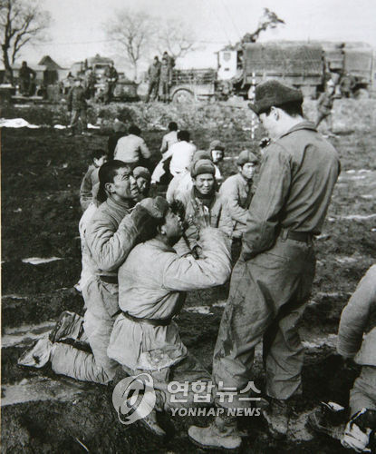 ▲ 한국전쟁 발발 56주년을 앞두고 당시의 상처들을 담은 사진집 2권이 사진전문 눈빛 출판사에서 발간됐다.소설가 박도씨가 2004년 2월 미국 국립문서기록보관청(NARA)의 사진자료실에서 찾아낸 한국전쟁 사진들을 모아 펴낸 '나를 울린 한국전쟁 100장면'. 사진은 서부전선에서 체포된 중공군들이 자신들을 사살할 것으로 오인해 살려달라고 애원하는 모습.(1951년)//문화/ -눈빛출판사 제공-  2006.6.20 (서울=연합뉴스)ⓒ