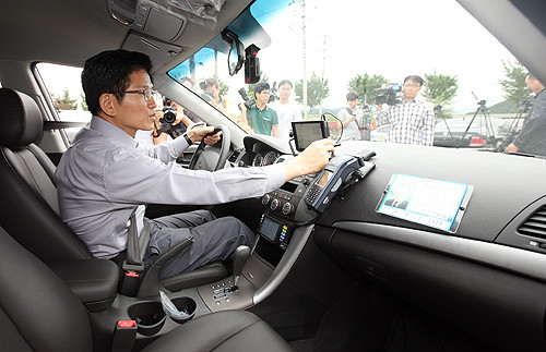 ▲ 김문수 경기지사가 18일 이천에서 가진 택시체험을 앞두고 네비게이션을 가동하고 있다. ⓒ 뉴데일리