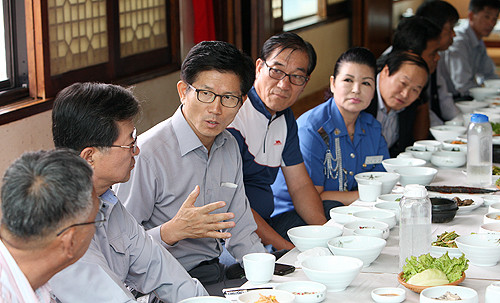 ▲ 이날 택시체험을 마친 김 지사가 이천시내 한 식당에서 지역 운수종사자들과 오찬 간담회를 하고 있다. ⓒ 뉴데일리