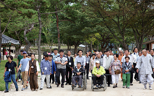 ▲ 김문수 지사가 독거노인, 편부모 아동, 장애인 등 30여명과 신륵사 경내를 관람하고 있다. ⓒ 뉴데일리