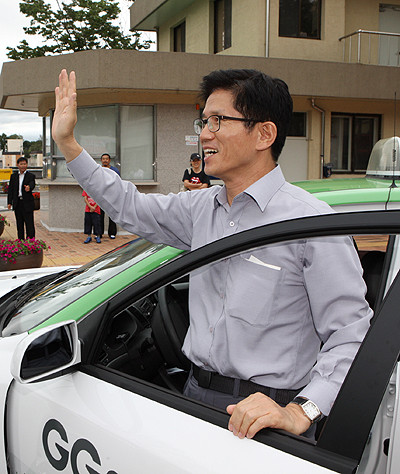 ▲ 김문수 경기도지사가 18일 이천시에서 28번째 택시체험 후 김 지사는 독거노인과 장애우 등을 택시에 태우고 신륵사와 목아박물관을 관람하는 봉사활동을 했다. 봉사활동에 나서기 전 손을 흔드는 김 지사. ⓒ 뉴데일리