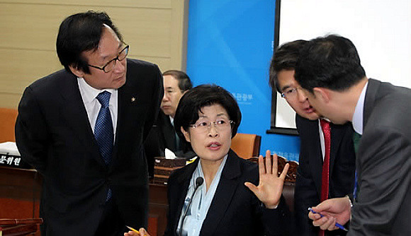 ▲ 19일 문화관광부에서 열린 국회 문방위 국정감사에서 여.야가 제2차관 출석 문제로 논란을 벌이다 전재희 위원장과 한나라당 허원제 간사와 민주당 김재윤 간사가 정회를 논의하고 있다. ⓒ 연합뉴스