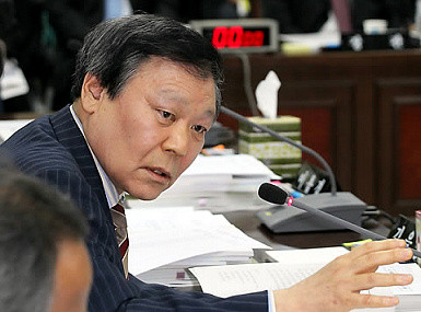 ▲ 19일 문화관광부에서 열린 국회 문방위 국정감사에서 제2차관 출석 문제로 최광식 문화체육관광부 장관에게 쓴소리를 하고 있다. ⓒ 연합뉴스