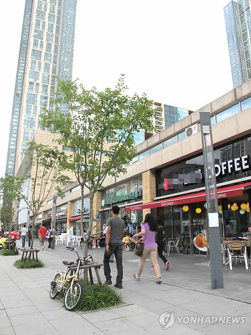 ▲ 인천 송도국제도시로 몰리는 20~30대 젊은층-(인천=연합뉴스) 최정인 기자 = 인천 송도국제도시 개발이 진행되고 서울 유명 번화가에서 흔히 볼 수 있는 유명 커피전문점과 식당 등이 많이 들어서면서 송도국제도시에 20~30대 젊은층이 몰리고 있다. 일요일인 18일 찾은 송도국제도시 내 해양경찰청 주변 거리에서 젊은이들을 쉽게 볼 수 있었다.ⓒ