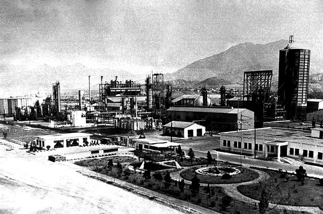 ▲ 1960년대 충주비료 공장 전경. 1950년대 이승만 정부의 강력한 공업화 정책에 따라 건설된 충주비료 공장은 가깝게는 우리나라 초기 화학공업에, 멀게는 중공업 발전에 크게 공헌했다.