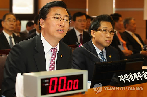 ▲ 최중경 지식경제부 장관이 19일 오전 과천 정부종합청사에서 열린 국회 지식경제위 국정감사에서 의원 질의에 답변하고 있다. ⓒ연합뉴스