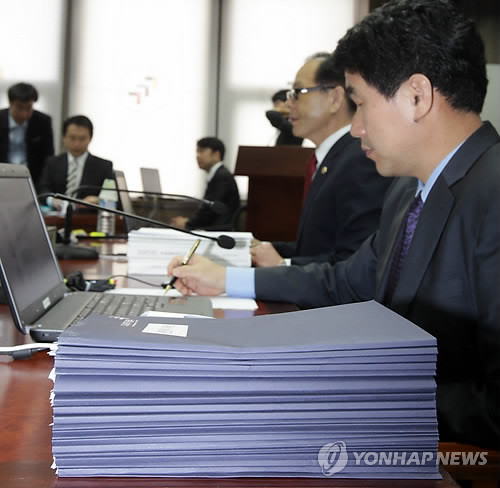 ▲ 사진 = 19일 오전 정부중앙청사에서 열린 국회 교과위 교육과학기술부 국정감사에서 의원들이 제출한 서면 질문지가 파일에 담겨 이주호 장관 앞에 쌓여 있다.