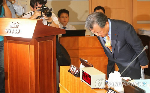 ▲ 김중겸 한전 사장이 19일 오전 과천 정부종합청사에서 열린 국회 지식경제위 국정감사에서 정전사태에 관한 보고 후 고개숙여 인사하고 있다. ⓒ연합뉴스