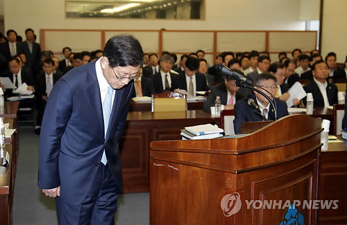 ▲ 김황식 국무총리가 19일 오전 정부중앙청사에서 열린 국회 정무위원회 국무총리실 국정감사에 앞서 감사장을 방문, 인사말을 마친뒤 절하고 있다. ⓒ 연합뉴스