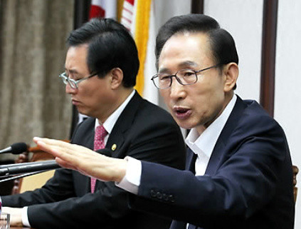 ▲ 이명박 대통령이 16일 서울 강남구 삼성동 한국전력 본사를 방문해 전국적인 대규모 정전사태에 대해 질책하고 철저한 대책을 당부하고 있다. ⓒ 연합뉴스