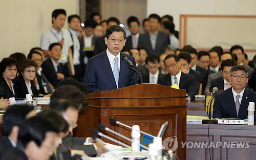 ▲ 김황식 국무총리가 19일 오전 정부중앙청사에서 열린 국회 정무위원회 국무총리실 국정감사에서 인사말을 하고 있다. ⓒ연합뉴스