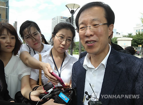 ▲ 10ㆍ26 서울시장 보선의 범여권 후보로 거론되는 이석연(변호사) 전 법제처장이 지난 18일 오후 서울 강남구 삼성동 거리에서 취재진의 질문에 답하고 있다. ⓒ연합뉴스