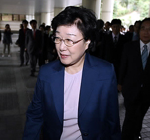 ▲ 정치자금법 위반 혐의로 기소된 한명숙 전 국무총리가 19일 서울 서초동 서울중앙지방법원에서 열린 공판에 참석하기 위해 법정으로 향하고 있다. ⓒ 연합뉴스
