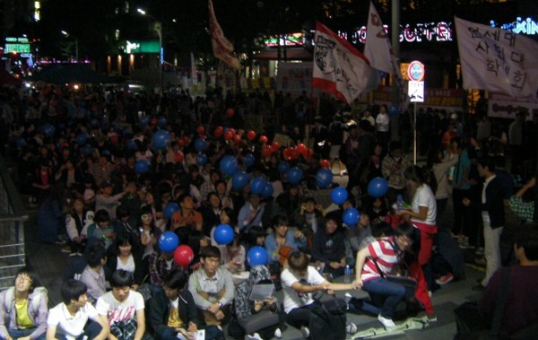 ▲ 사진 = 도로 일부를 점거한 채 행사를 강행하는 대학생들. ⓒ뉴데일리.