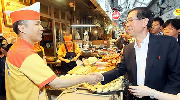 ▲ 박원순 서울시장 보궐선거 예비후보가 19일 오후 서울 강북구 수유시장을 찾아 상인들과 인사하고 있다. ⓒ 연합뉴스