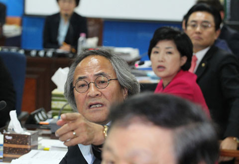 ▲ 19일 국회 문화관광방송통신위원회 국정감사에서 민주당 최종원 의원이 손가락질을 하며 고함을 지르고 있다. 장관에게 '님'자를 붙이는 것을 두고 전재희 위원장과 말다툼을 벌이는 도중 참관자로 있던 가수 유열이 박수를 친 것이 화근이었다. ⓒ 연합뉴스