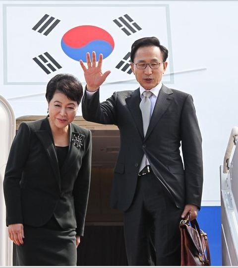 ▲ 제66차 유엔 총회와 유엔 원자력안전 고위급회의 참석차 미국을 방문하는 이명박 대통령과 부인 김윤옥 여사가 20일 경기 성남 서울공항에서 전용기에 올라 손흔들어 인사하고 있다. ⓒ연합뉴스