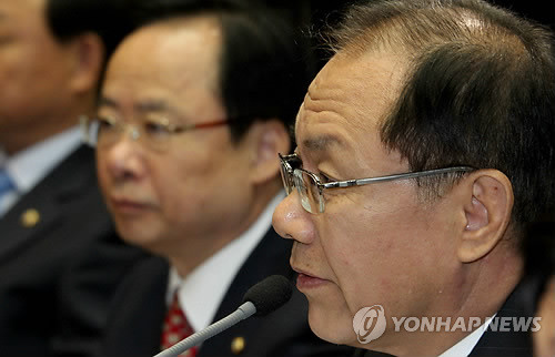 ▲ 황우여 원내대표가 20일 국회에서 열린 국감대책회의에서 양승태 대법원장 후보자에 대한 임명동의안을 21일 국회 본회의에서 처리하겠다는 방침을 밝히고 있다. ⓒ연합뉴스