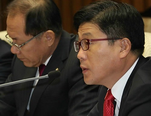 ▲ 한나라당 김정권 사무총장이 20일 국회에서 열린 국감대책회의에서 서울시장 당내경선 절차에 대해 설명하고 있다. ⓒ연합뉴스