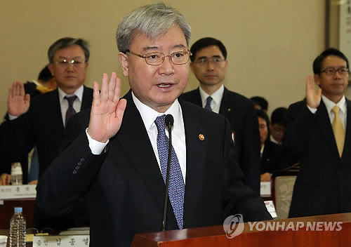 ▲ 국회 정무위원회의 금융위원회에 대한 국정감사가 20일 오전 국회 정무위 전체회의장에서 열린 가운데 김석동 금융위원장이 증인선서를 하고 있다. ⓒ연합뉴스