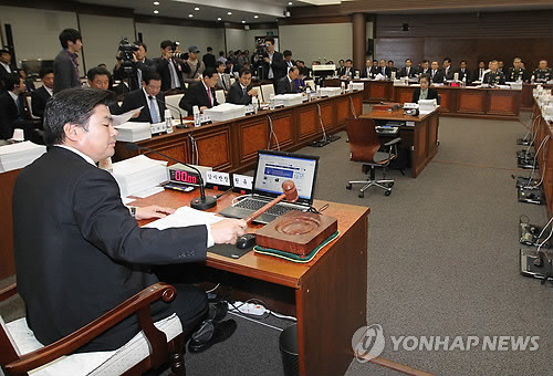 ▲ 국회 원유철 국방위원장이 20일 오전 용산 국방부에서 열린 국회 국방위 국정감사의 개회를 선언하고 있다. ⓒ연합뉴스