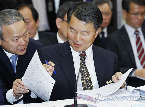 ▲ 이진성 서울중앙지방법원장이 20일 서울 서초동 서울고법에서 열린 국회 법제사법위원회 국정감사에서 의원들의 질의에 답변하기 위해 자료를 살펴보고 있다. ⓒ연합뉴스