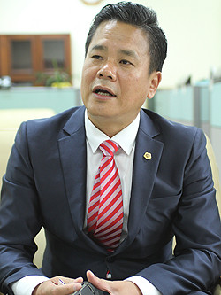 ▲ 경기도의회 신현석 의원은 20일 “이화여대 파주캠퍼스 건립 포기에 대해 납득할 수 있는 해명이 필요하다”며 “재산권 침해를 수년간 참은 지역 주민과 각계각층의 노력에 대해 응분의 조치를 취해야 한다”고 말했다. ⓒ 뉴데일리