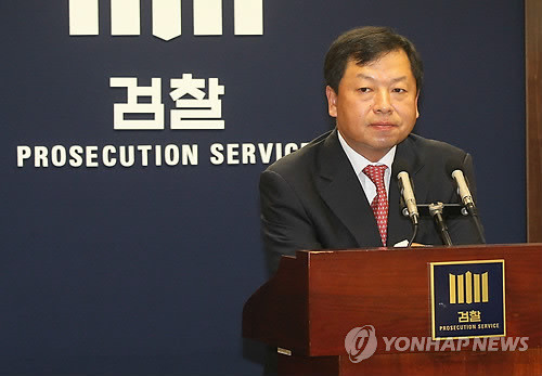 ▲ 사진 = 공상훈 전 서울중앙지검 2차장 검사(현 성남지청장)가 21일 오후 서초동 서울중앙지검 브리핑룸에서 곽노현 교육감에 대한 기소 사실과 관련해 브리핑을 마친 뒤 질문을 받고 있다.