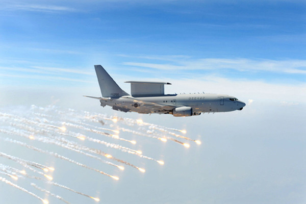 ▲ E-737 '피스아이'에는 열추적 미사일을 따돌리기 위한 '플레어'도 장착돼 있다.