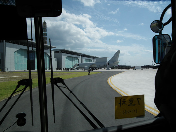 ▲ 21일 언론에 공개된 E-737 '피스아이'와 그 격납고. 공군 제5공수전비는 E-737 도입에 맞춰 제51항공통제비행전대를 창설하고 격납고도 새로 지었다.