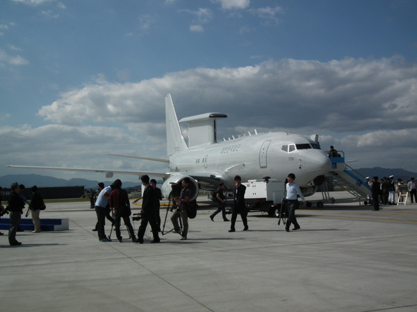 ▲ 공개된 E-737 '피스아이'를 언론사와 내외빈들이 둘러보고 있다. 동체 위에 달린 기다란 막대모양이 MESA 레이더다. 앞쪽에 튀어나온 것은 각종 안테나.