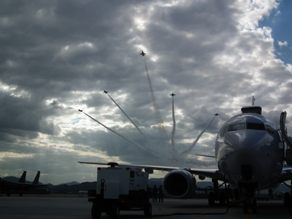 ▲ 우리 군의 특수비행대(곡예비행단) '블랙이글스'도 E-737 '피스아이' 인수식을 축하하러 왔다.