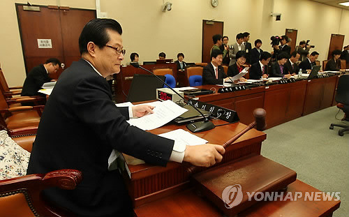 ▲ 국회 정무위원회 전체회의 시작을 알리는 허태열 위원장의 모습. ⓒ연합뉴스