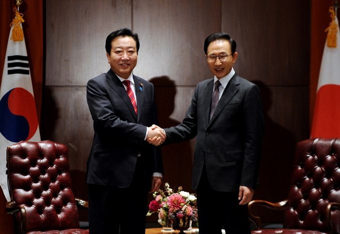 ▲ 이명박 대통령이 21일(현지시간) 뉴욕 숙소 호텔에서 열린 한일 정상회담에서 노다 요시히코 일본 총리와 악수하고 있다.ⓒ청와대