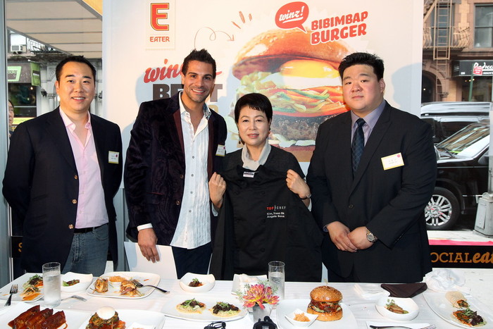 ▲ 제 66차 UN총회 참석차 뉴욕을 방문 중인 김윤옥 여사는 21일(현지시각 ) 한식 레스토랑 단지에서 한식세계화를 위해 노력하고 있는 민간 한식 서포터즈들과 오찬을 갖고 이들의 노고를 위로하며 기념촬영하고 있다.ⓒ처와대