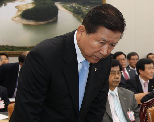 ▲ 최원병 농협중앙회장이 22일 오전 국회에서 열린 국회 농림수상식품위원회 국정감사에서 인사를 하고 있다. ⓒ연합뉴스