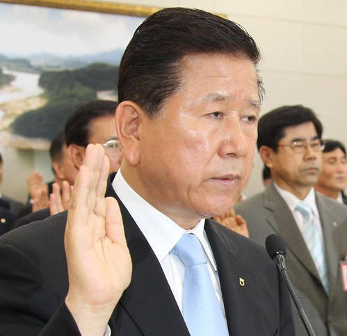 ▲ 최원병 농협중앙회장이 22일 오전 국회에서 열린 국회 농림수상식품위원회 국정감사에서 선서를 하고 있다. ⓒ연합뉴스