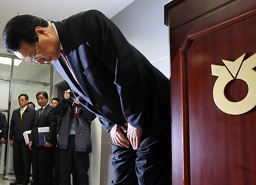 ▲ 농협 전산장애와 관련해 이재관 전무 이사가 22일 오후 서울 충정로 농협중앙회에서 사퇴의사를 밝힌 후 고개를 숙이고 있다. ⓒ연합뉴스