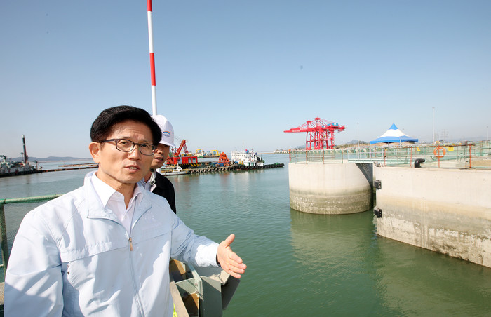 ▲ 22일 오전 김문수 경기도지사가 경인아라뱃길의 서해전망대를 방문해 현장상황을 보고받고 있다. ⓒ 뉴데일리