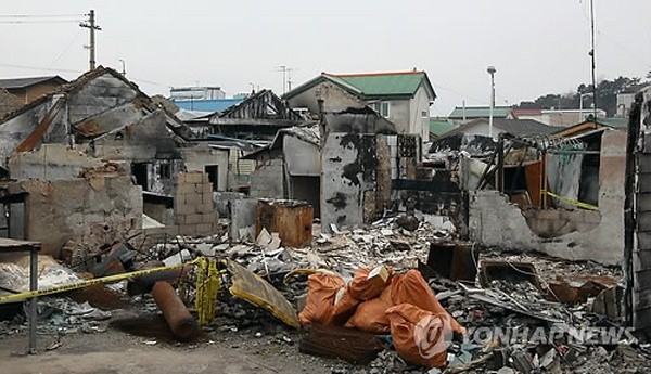 사진 = 천안함 폭침 1주기를 이틀 앞둔 지난 3월 24일 인천 연평도에 4개월전 포격 당한 주택이 아직도 처참한 모습으로 남아 있어 당시의 참상을 전해주고 있다.