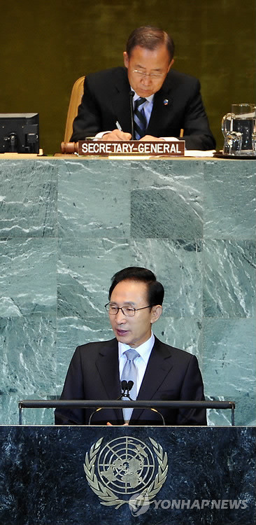 ▲ 이명박 대통령이 22일(현지시간) 반기문 유엔 사무총장이 경청하고 있는 가운데 미국 뉴욕 유엔본부 총회 본회의장에서 열린 유엔 원자력안전 고위급회의에서 기조연설하고 있다. ⓒ연합뉴스