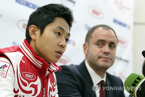 ▲ 쇼트트랙 안현수 선수가 22일 오전(현지시간) 러시아 쇼트트랙 선수권 대회가 개막한 모스크바 시내 '빙상 궁전'에서 열린 기자회견에서 현지 및 한국 기자들의 질문에 답하고 있다. 오른쪽은 알렉세이 크라프초프 러시아 빙상연맹 회장.(연합뉴스)