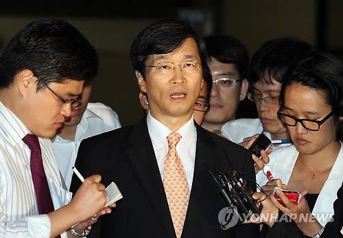 ▲ 사진 = 교육감 후보 사퇴 대가로 2억원를 건넨 혐의로 구속된 곽노현 서울시교육감 지난 10일 새벽 서울중앙지검 청사를 나서면서 취재진에게 입장을 밝히고 있다.