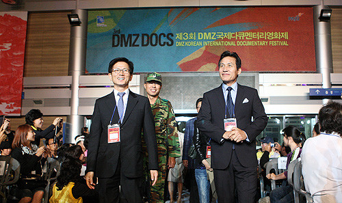 ▲ 김문수 경기도지사와 이인재 파주시장, 조재현 집행위원장, 배우 안성기·유지태 등 관계자 800여명이 참석했다. 김문수 지사와 배우 안성기 씨가 개막식장에 입장하고 있다.