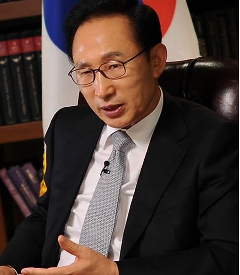 ▲ 이명박 대통령이 22일(현지시간) 뉴욕 숙소 호텔에서 불룸버그 통신과 인터뷰하고 있다.ⓒ연합뉴스