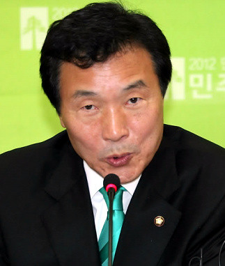 ▲ 손학규 민주당 대표는 23일 청와대 및 대통령 측근 들의 잇따른 뇌물 의혹과 관련해 "검찰은 정말로 주저없이, 성역없이 수사에 착수해야 한다"고 말했다. ⓒ 연합뉴스