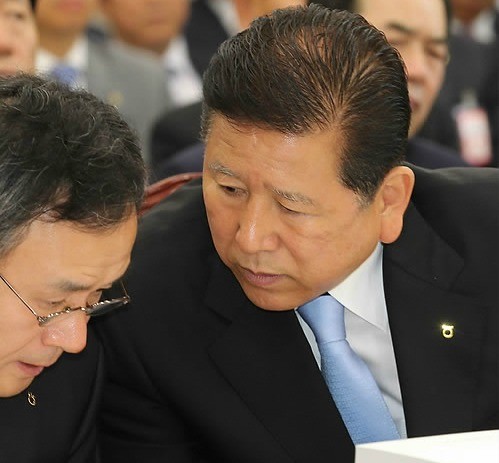 ▲ 최원병 농협중앙회장이 22일 오전 국회에서 열린 국회 농림수상식품위원회 국정감사에서 한 관계자와 이야기를 나누고 있다. ⓒ연합뉴스